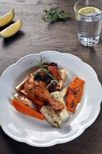 Urtemarinerte kyllinglår med rotgrønnsaker