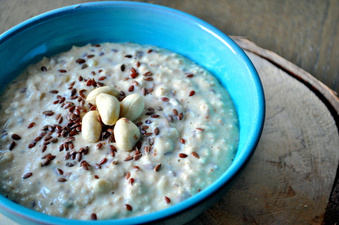Kjøleskapsgrøt med peanøtter og banan