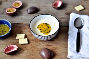 Hvit sjokolademousse med pasjonsfruktsaus