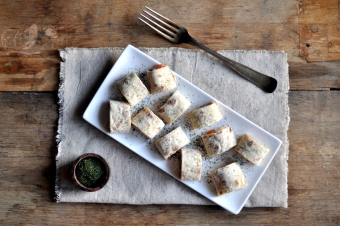 Lefser med røkelaks, rødløk og kremost