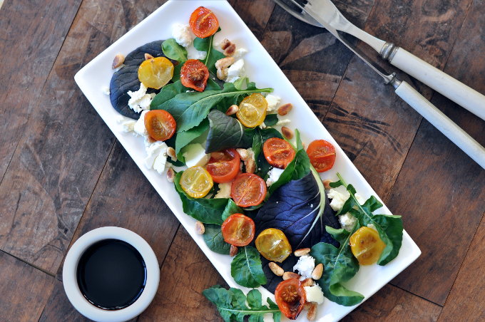 Salat med bakte cherrytomater, feta og ristede pinjekjerner