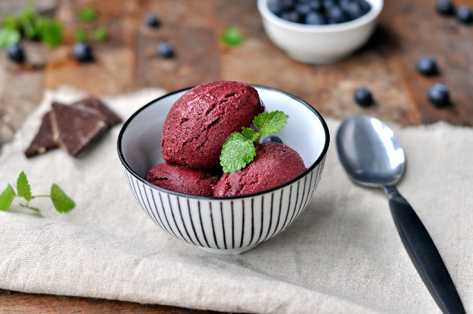 Yoghurtis med blåbær