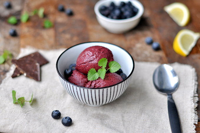 Yoghurtis med blåbær