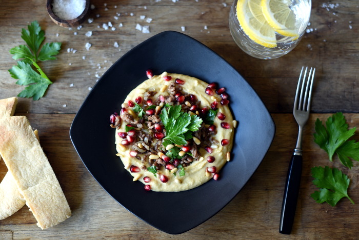 Krydret lam med hummus, pinjekjerner og granateple