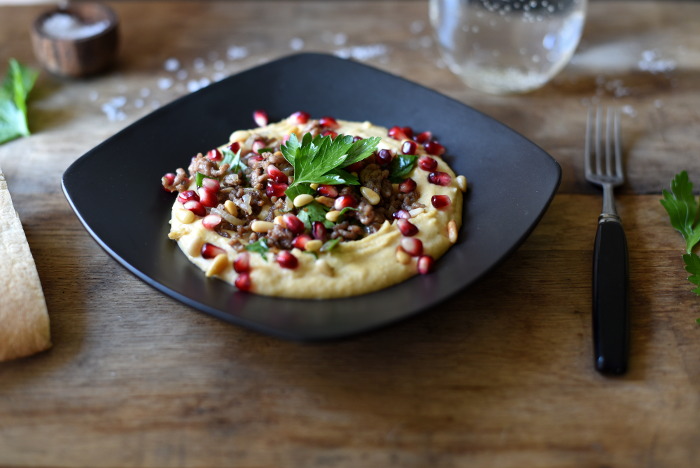 Krydret lam med hummus, pinjekjerner og granateple
