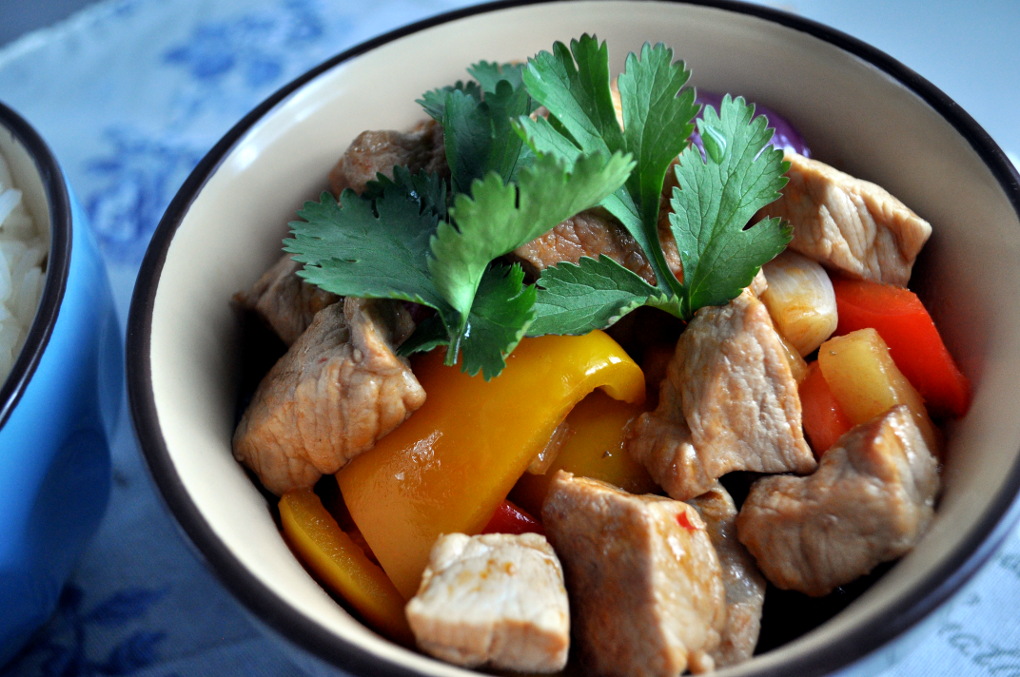 Svingod wok med sursøt saus
