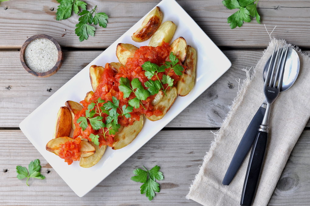 Patatas bravas - ovnsbakte poteter med smakfull tomatsaus