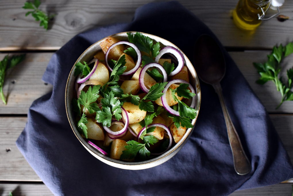 Enkel potetsalat med persille og rødløk