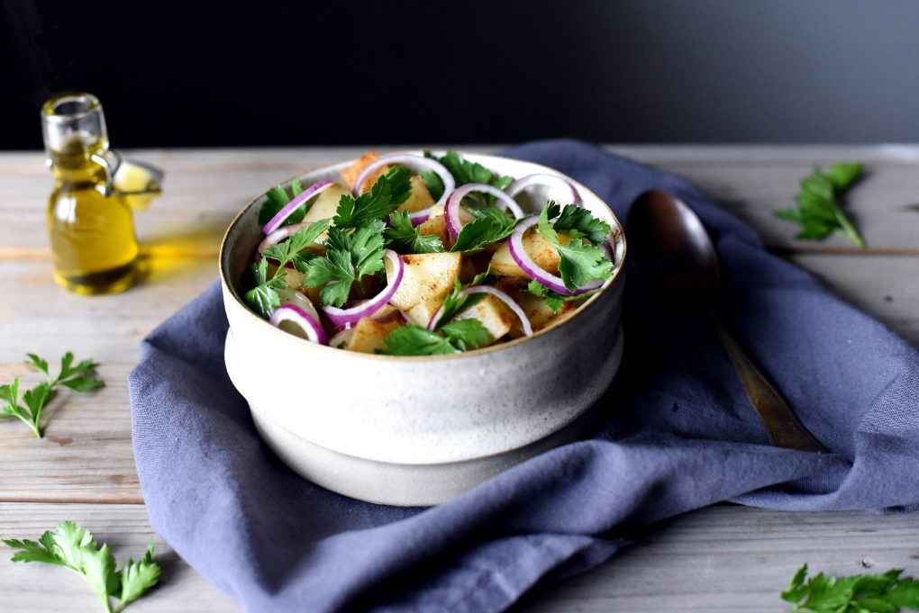 Enkel potetsalat med persille og rødløk