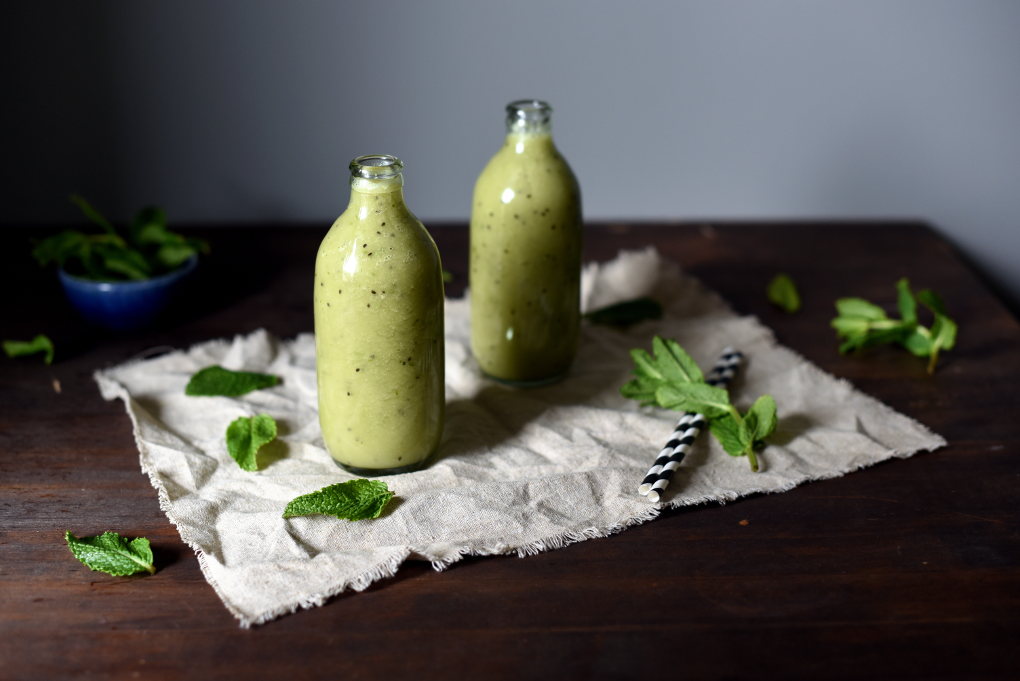 Helgrønn smoothie med kiwi og mynte