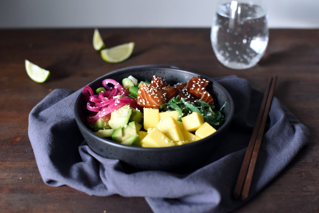 Laksepoke med mango, avokado og sylta rødløk