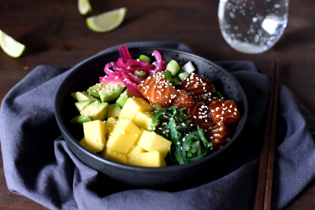 Laksepoke med mango, avokado og sylta rødløk