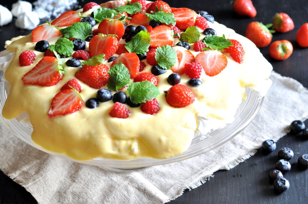 Pavlova med hjemmelaget sitronkrem og ferske bær