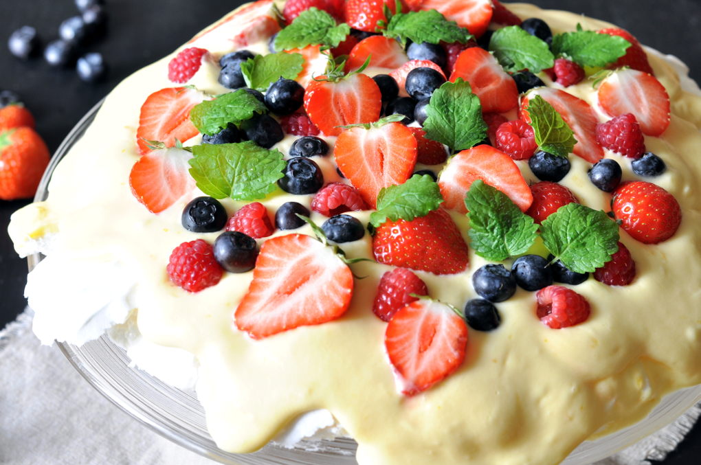 Pavlova med hjemmelaget sitronkrem og ferske bær