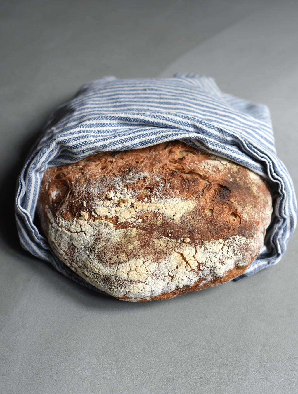 Surdeigsbrød av rug med en hjelpende hånd